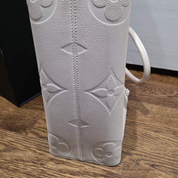 Louis Vuitton Cream Tote Bag - Picture 9 of 16